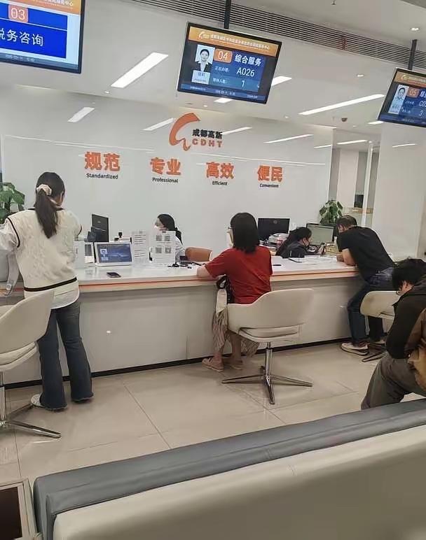 去社保局一问，心凉了半截。说实话，我旁边坐着一个50出头的大姐，听工作人员讲完，