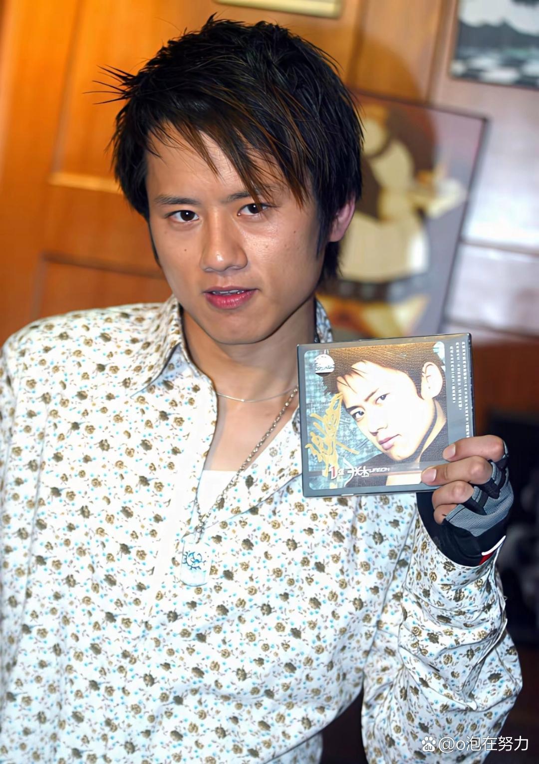 果真是红气养人，未出道前的张杰样貌好普通，气质也土，属于丢在人群里都找不到的那