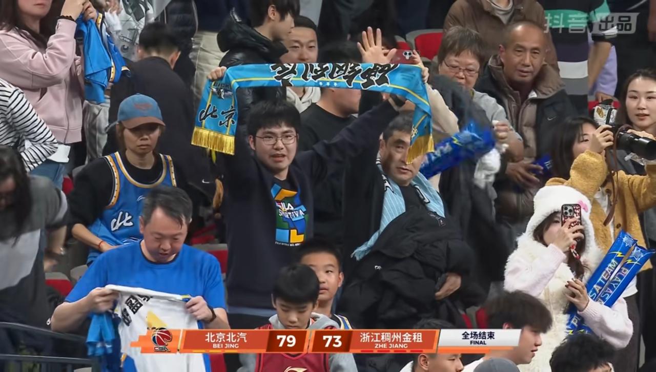 缺兵少将的北京男篮，在主场艰难赢下了浙江男篮，哎呀呀，许指导的临场指挥呀，