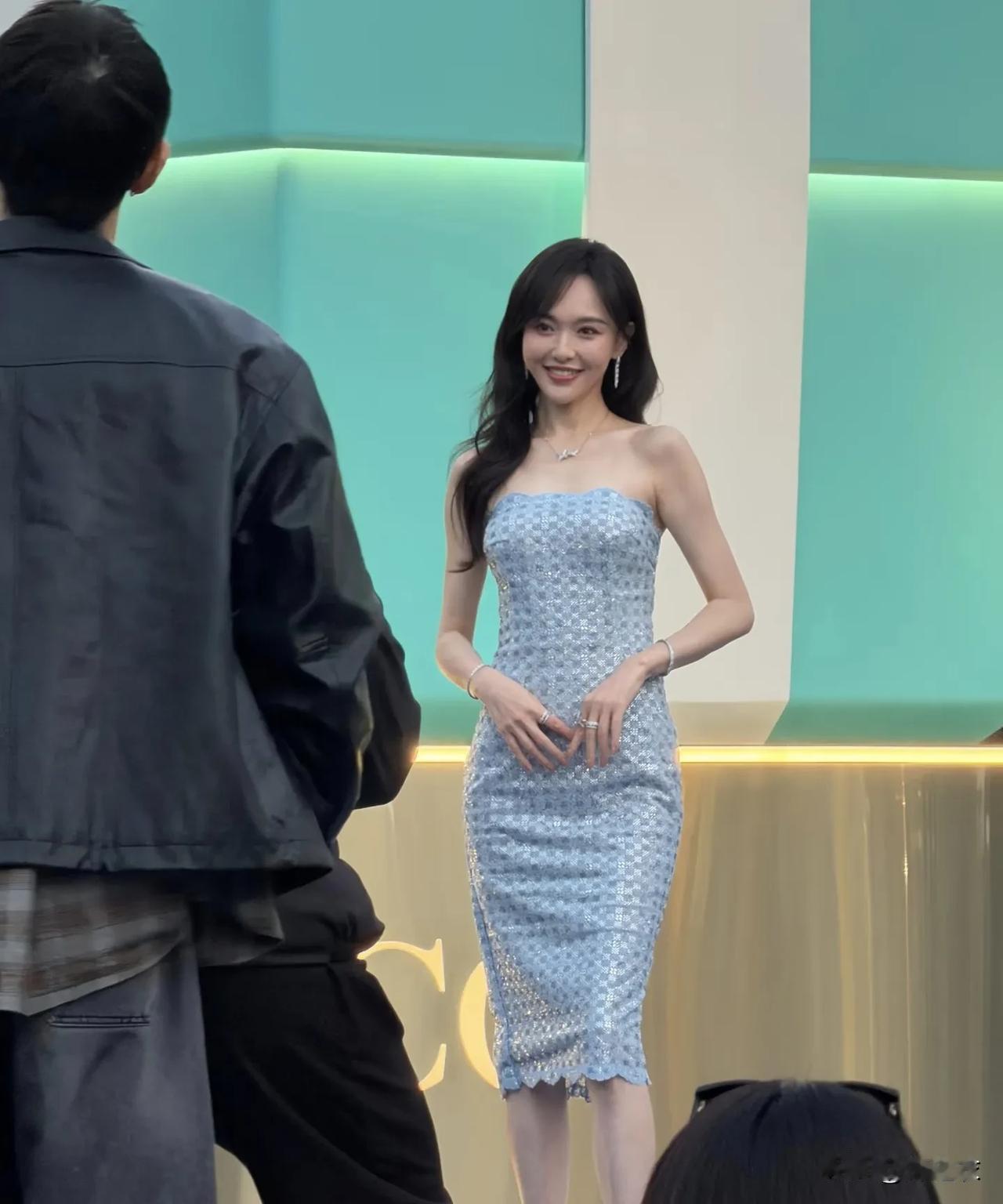 唐嫣婚后的状态还是这么的年轻漂亮以及朝气蓬勃，但为啥有网友都说是因为她嫁得好。