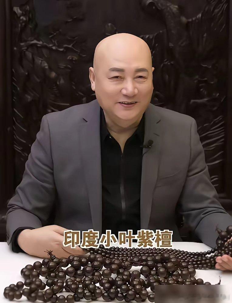 “御弟哥哥”的紫檀手串，2万8一串，半年就卖了3串。直播间背景是紫檀博物馆，他