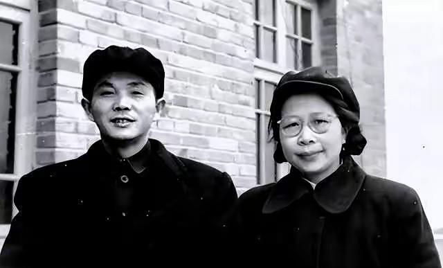 1982年，四十年革命夫妻决绝离婚！无恩怨无出轨，败给最现实的两个字1978年