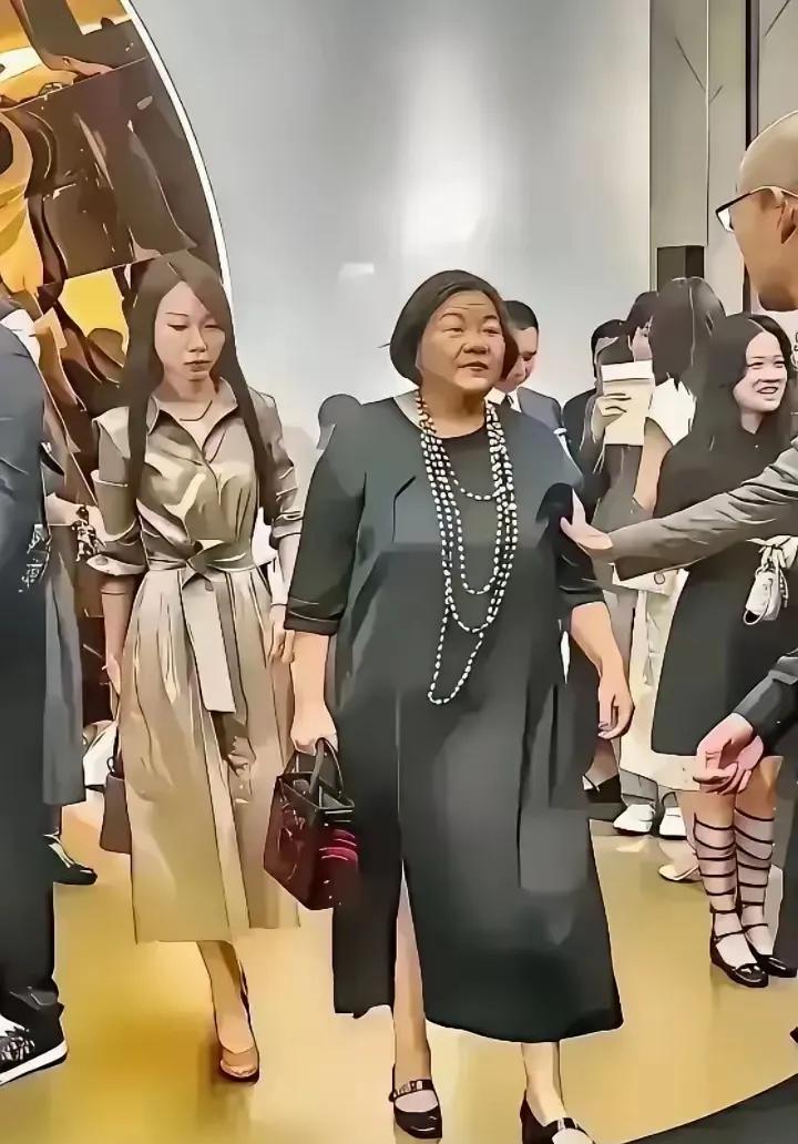 这女人结了四次婚都离了，假如我是她老公我也得离？好多人都说她是京圈名媛才女，我