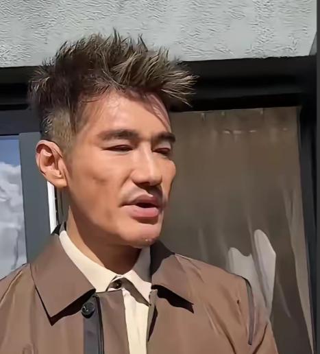 你信吗？54岁胡兵说，他的生理年龄只有28岁，他还晒了体检报告给大家看。他告