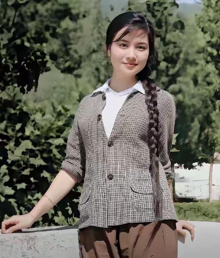 洪晃直言继母朱一锦美得如同妖精！旧照里乌黑长麻花辫格外动人，眉眼灵动明艳，一颦一