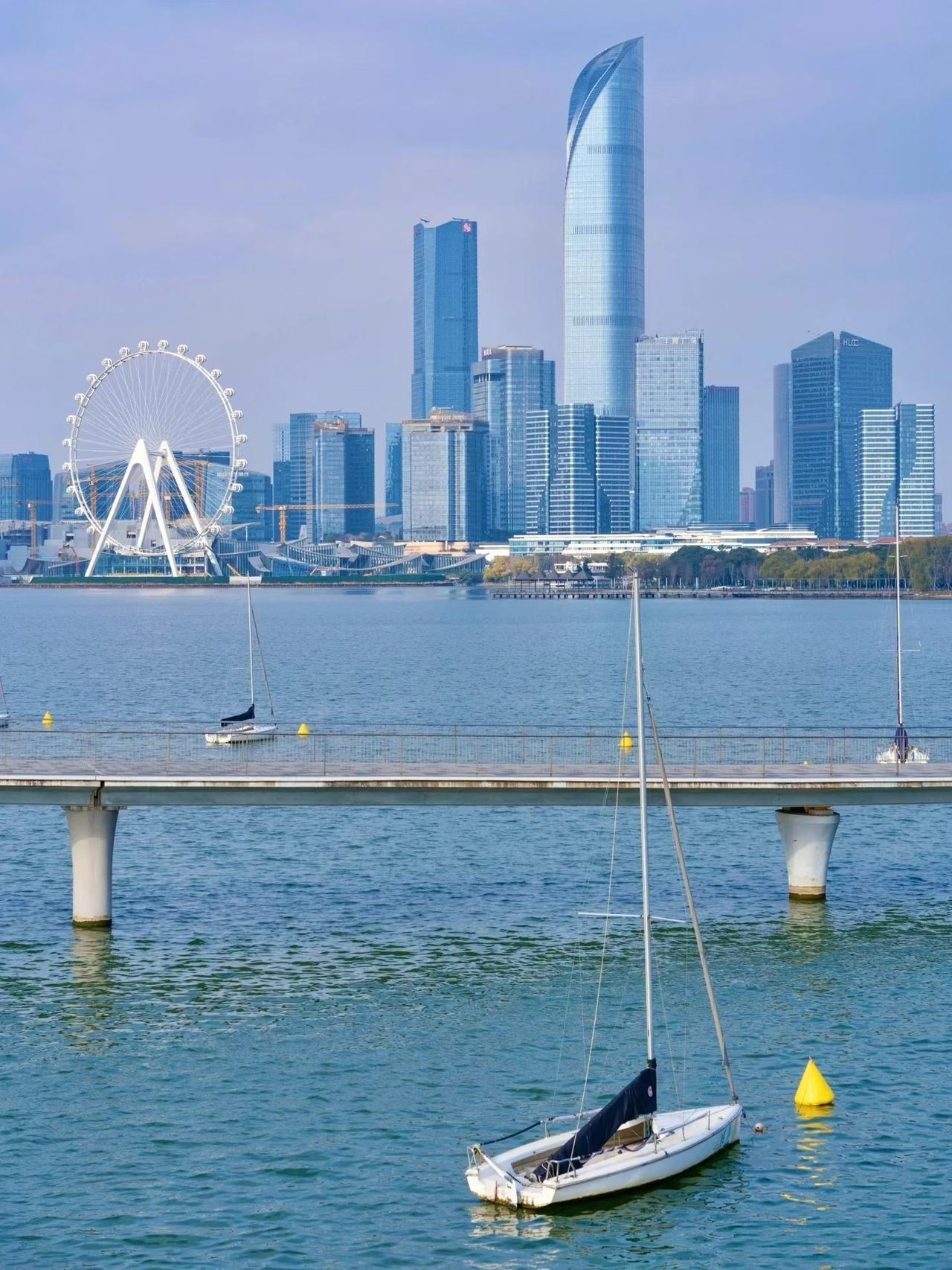 我也爱随手拍照，记录生活里稍纵即逝的美。有次清晨出门，我拍到一幅绝美的画面。晓雾