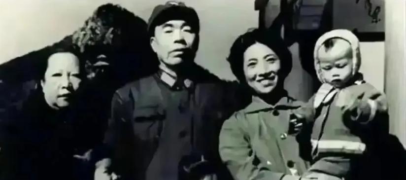 1948年，国军军长曾泽生率2.3万官兵起义，蒋介石下令：“立刻枪决他全家！”然