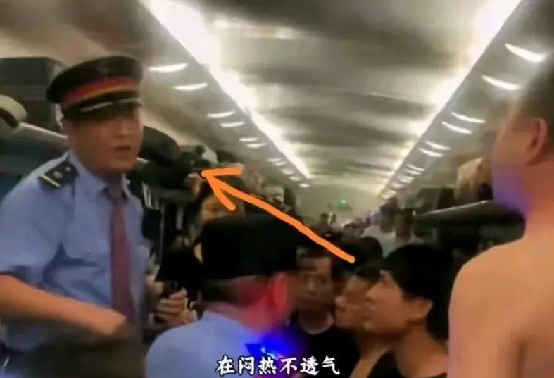 砸窗事件，列车员100分，很多人质疑列车员不作为，大家要求开车门，列车员：上级不