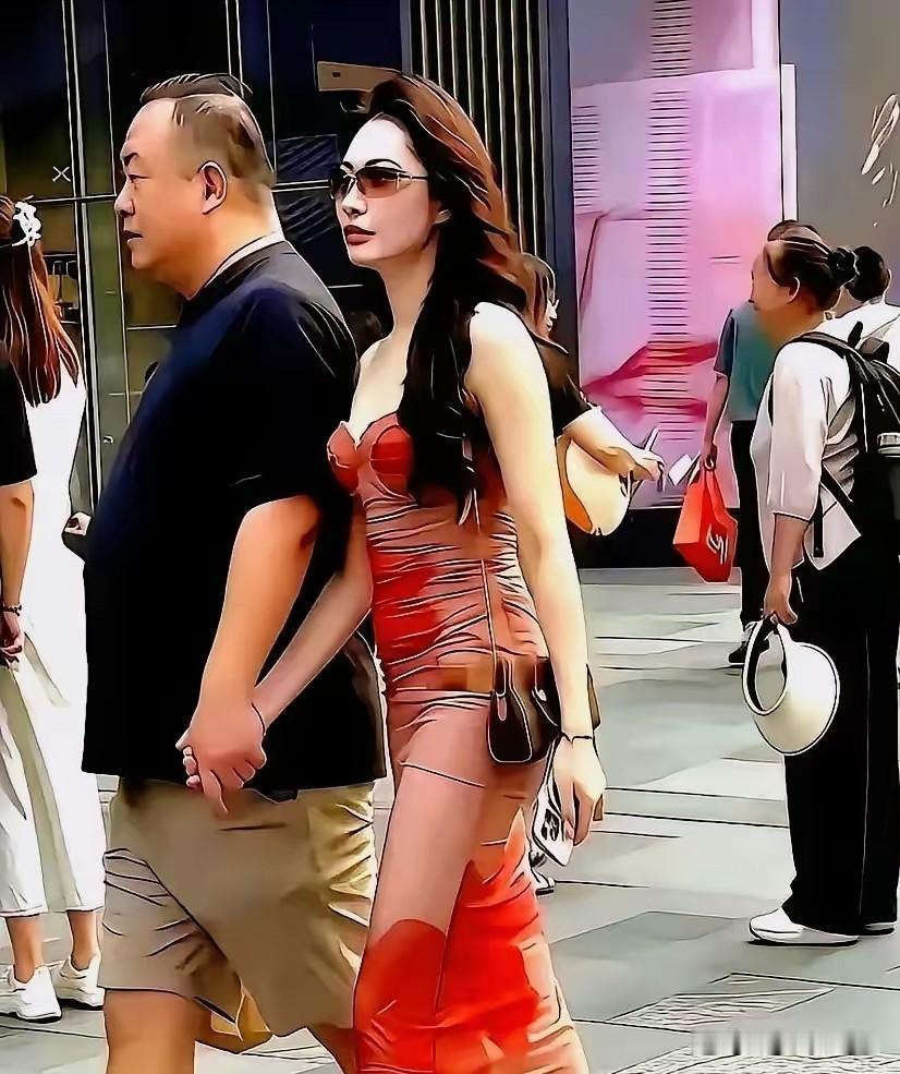 成都春熙路这对情侣，撕开了多少网红的遮羞布？​这两天，成都春熙路一张素人街拍图