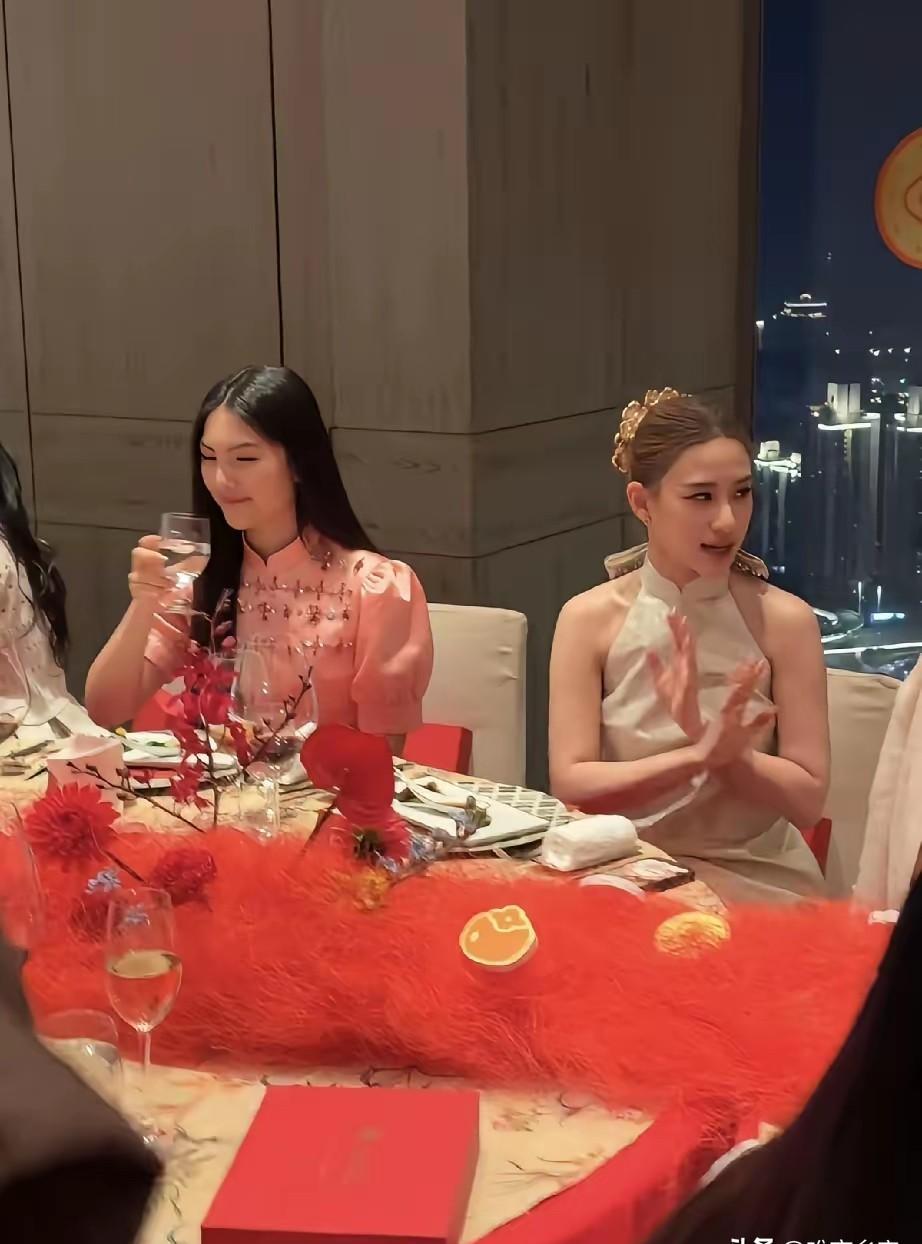 糖心旦晚宴C位，王诗龄何超莲并排坐，零交流。粉色旗袍撞上白色露肩裙，空气里飘着