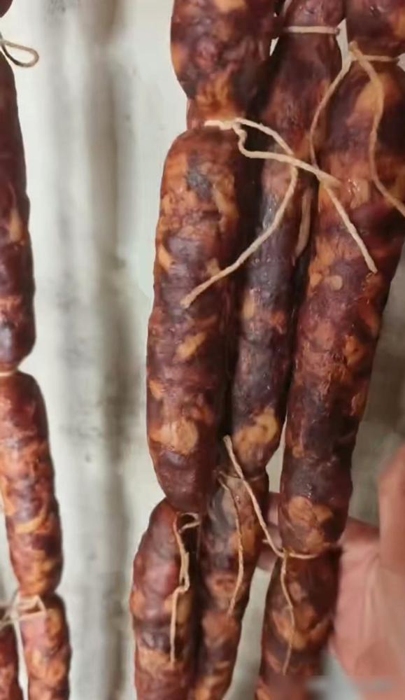 前年给某亲戚送了20斤香肠，她也欣然接受了。后来无意中听别的亲戚说她吃不习惯，直