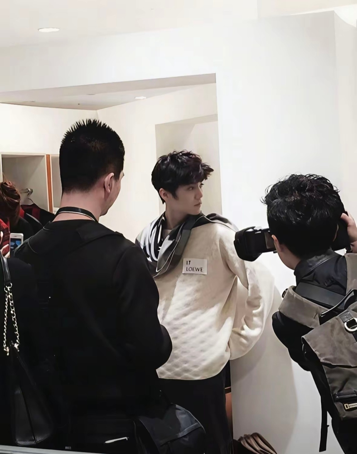 硬要比的话其实是现在的鹿晗比以前更帅了