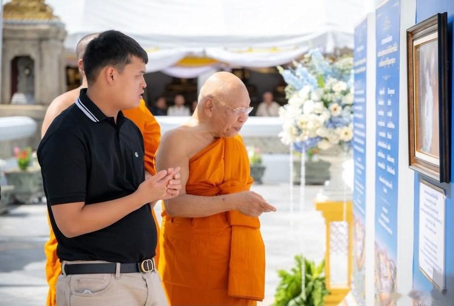 泰国王室🇹🇭8月4日，提帮功王子参观曼谷的帕彻独彭皇家寺院。