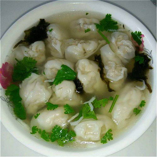 我半夜被一条微信震醒，亮起的屏幕上蹦出一句：“闺女，妈在楼下，没带钥匙。”当