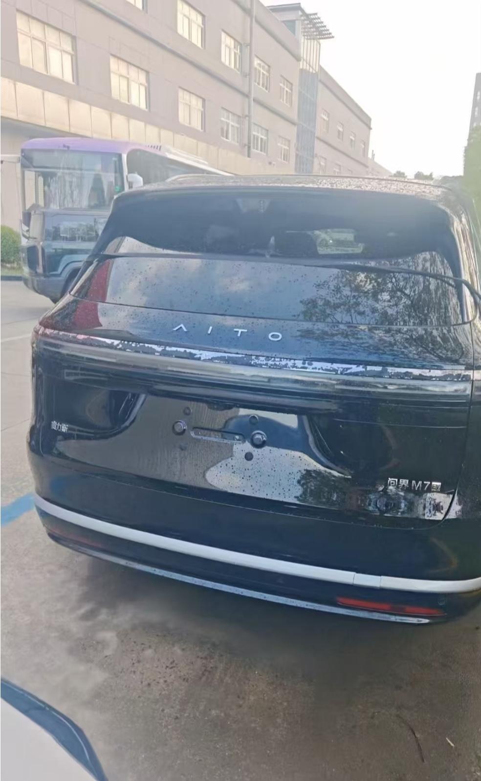 「问界M7EV」，尾灯区别于M8、M9；车头大概率还是一套脸，估计「工信部车