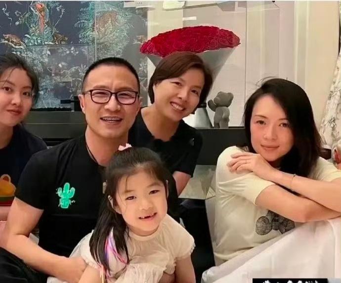 仔细看才发现离婚前的章子怡，所有人面对镜头都很开心，只有她在咬牙忍耐着！​​