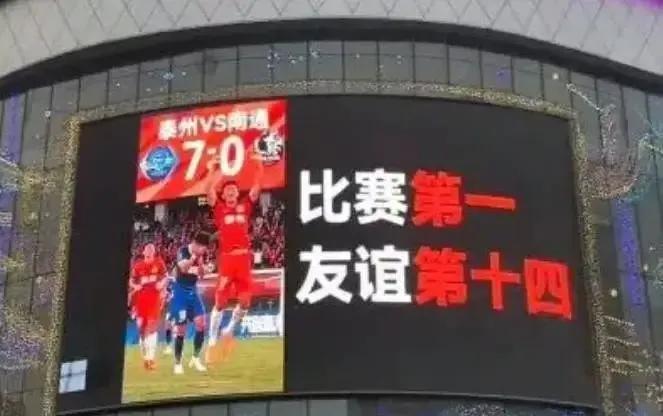 现在夸苏超、村超才是正确的，但凡要说一点不同的观点，那肯定是要挨骂的，比如范志毅