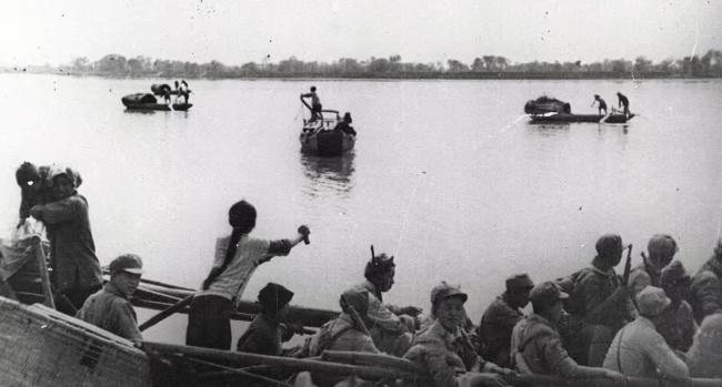1948年粟裕拒绝渡江，毛主席思索良久后，有了换帅的想法，陈毅连忙表示：换谁？谁