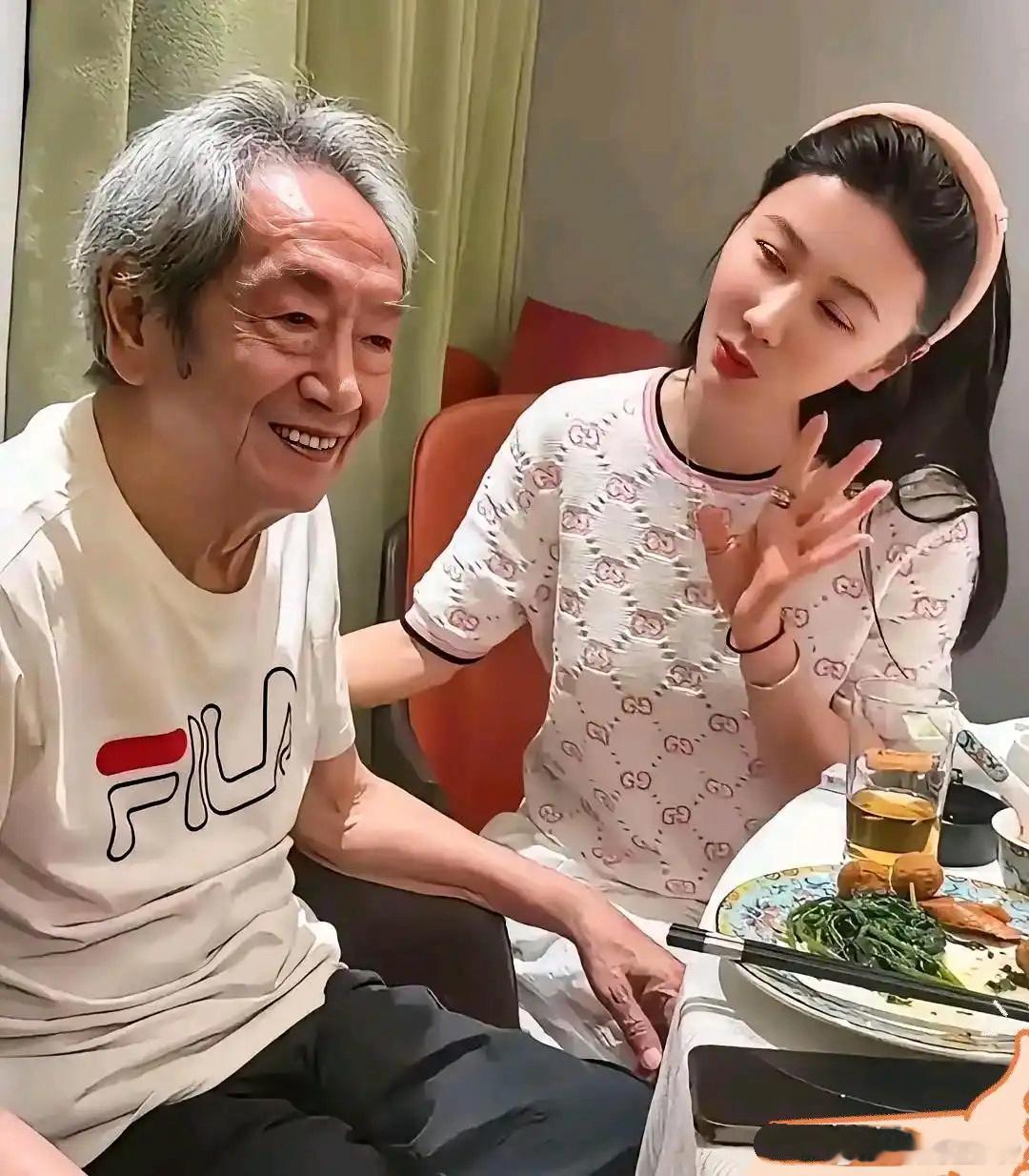 这是我在网络平台上看到的，王奎荣与他的娇妻饶心语一起吃饭的照片。不觉之中，他们已