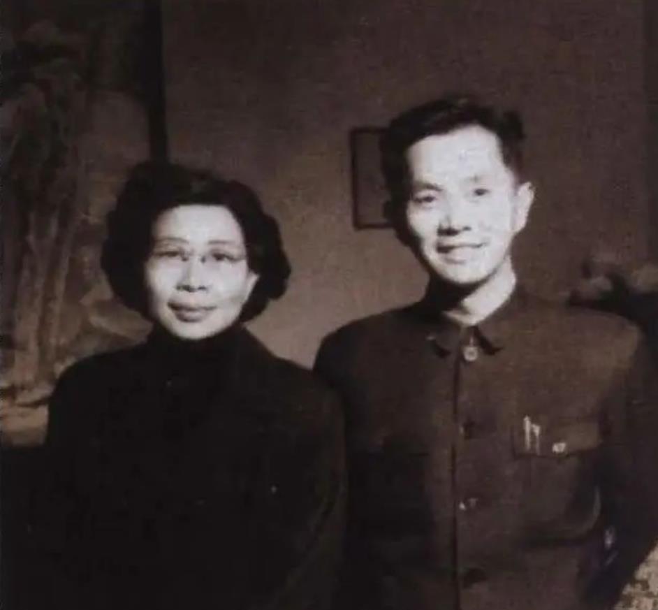 上世纪70年代初，平绒厂工人舒同下了班，妻子借来平板车，他们拿着粮本去买粮。回来