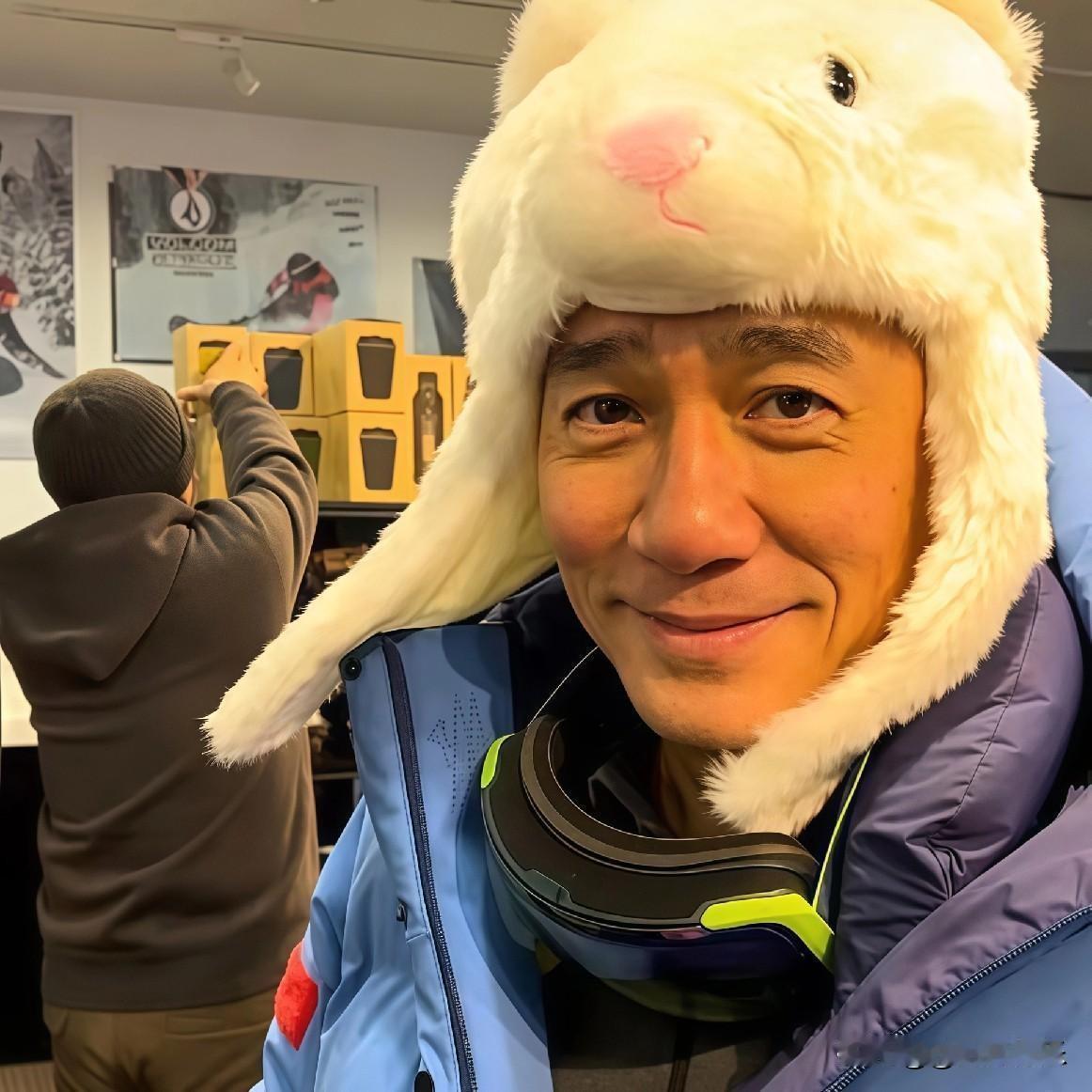 这下倒好，全网都在盯，梁朝伟的清净彻底难寻原本梁朝伟只是想躲开喧嚣，偶尔去