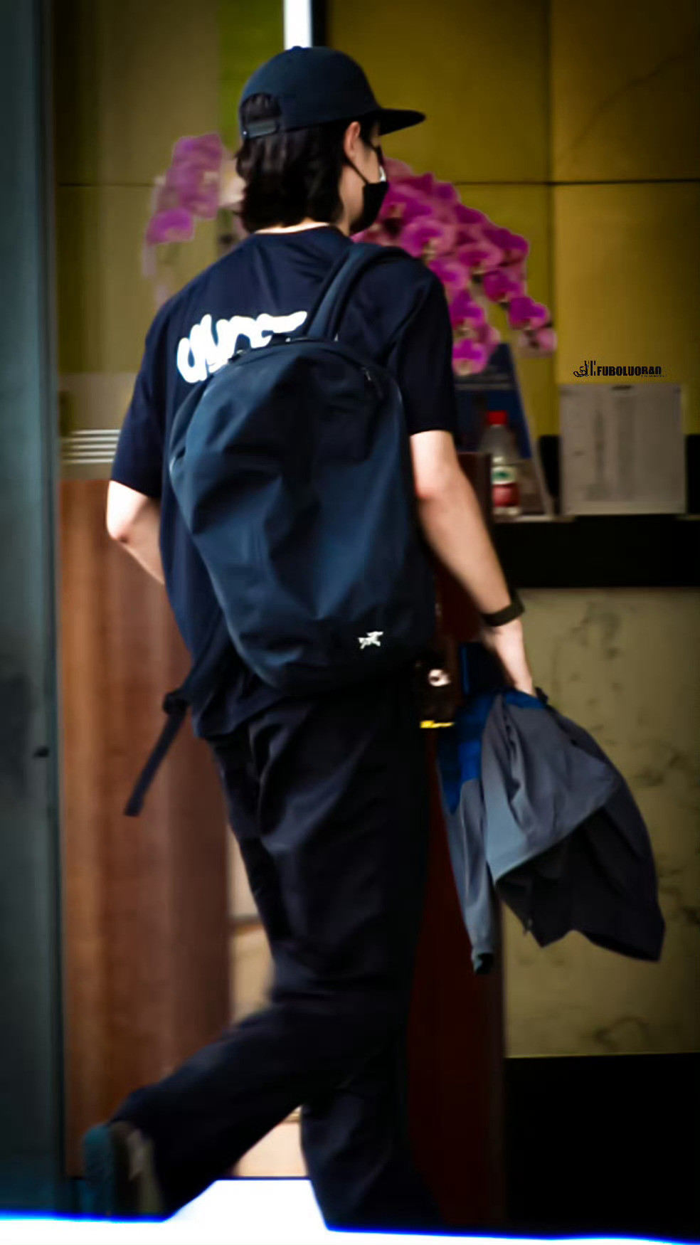 博哥猎豹般的流线型肌理，每一寸线条都像被雕刻过。终于看到新鲜的王一博了85r