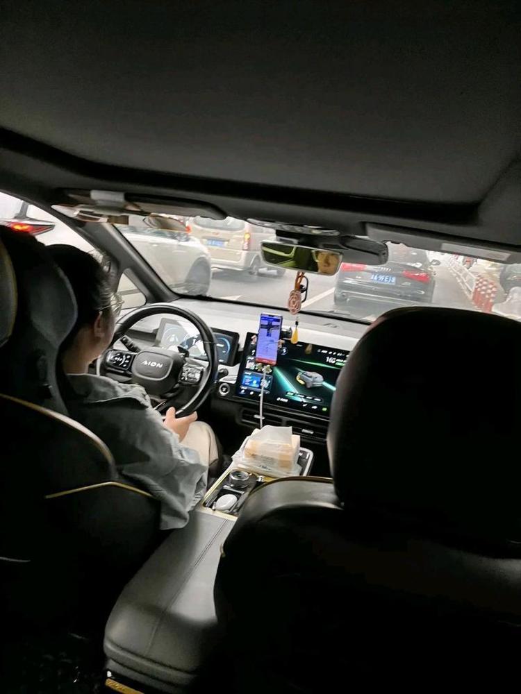 租了一辆车开滴滴，一天租金150元。这行当外人看着风光，真干起来才知道全是账本压