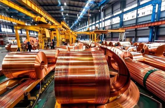 四万多吨铜，一夜之间，从亚洲的仓库里“蒸发”了。不是被偷了。是有人打了个招呼，说