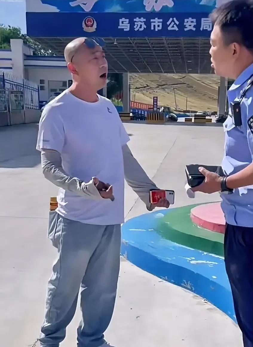 全网曝光该名司机，近日一名在独库公路上违章的司机在接受处理时口出狂言，交警在对其