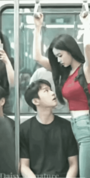 男子给女子让位子了，女子憋不住感激的笑了。其实，男子他起初是不想让座位的。你说