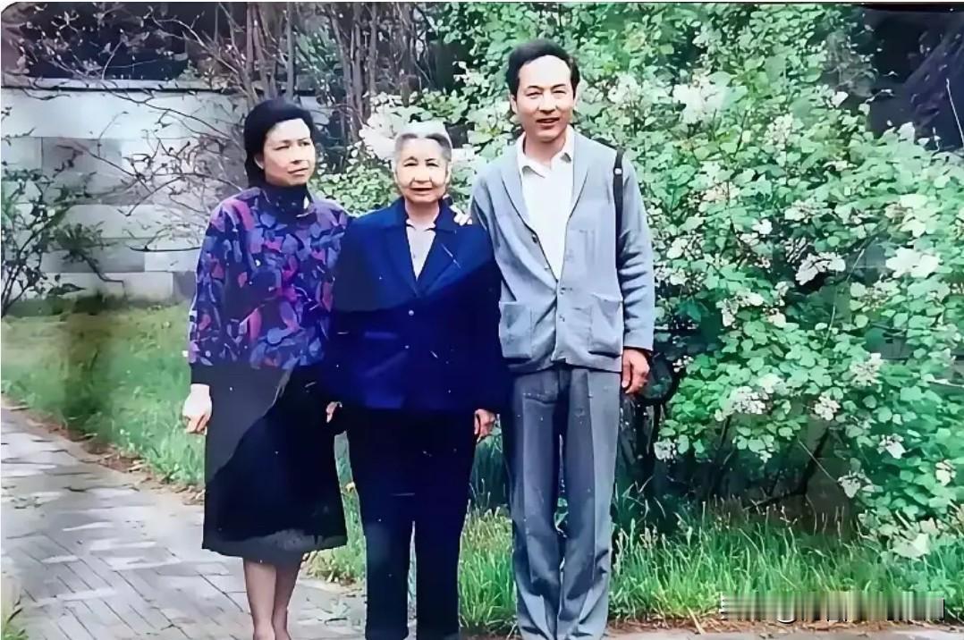70年代，曾志与女儿陶斯亮、女婿张翼在庭院的一张非常珍贵合影。曾志是参加秋收起
