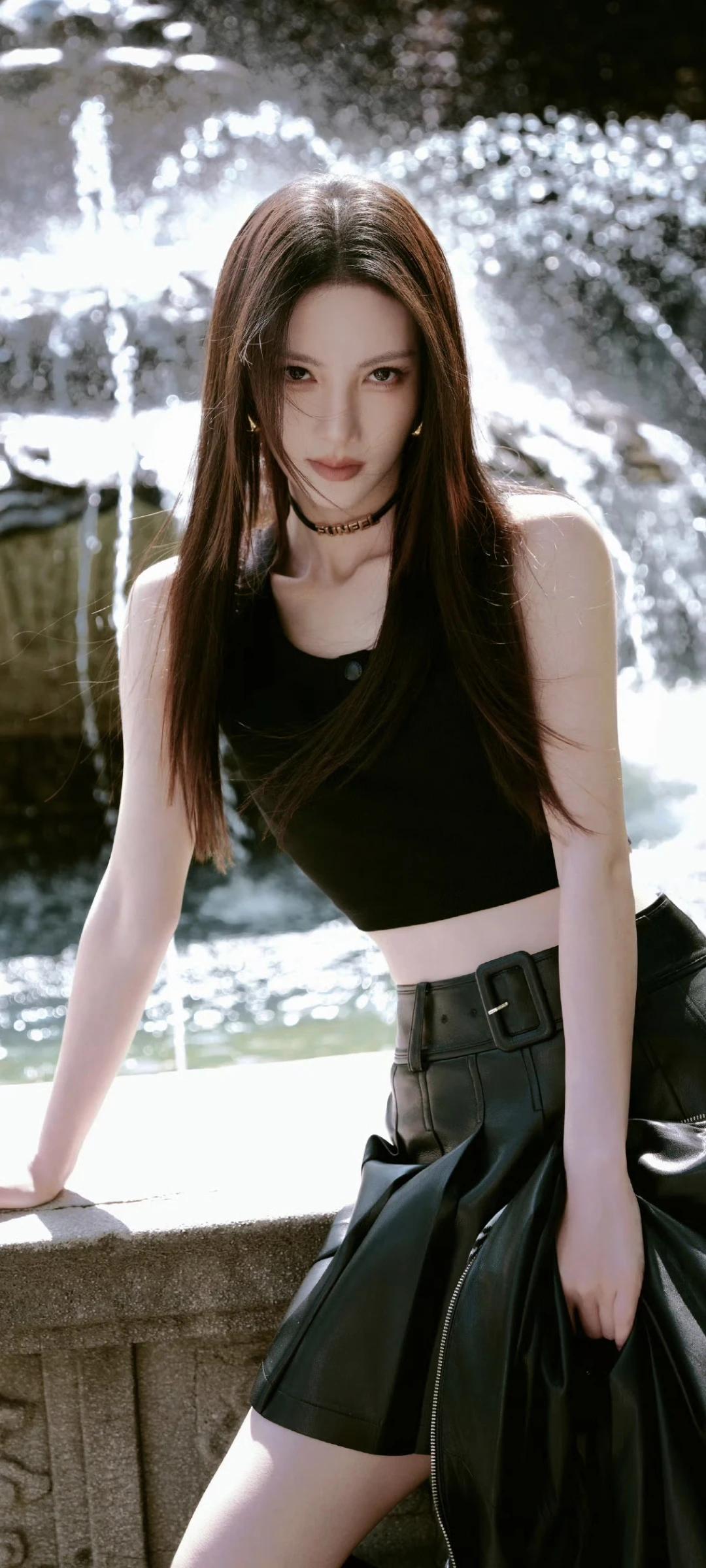 金晨壁纸～一身全黑叠穿，藏着点小心思：露腰吊带配皮质百褶裙，再踩上长靴，外搭件