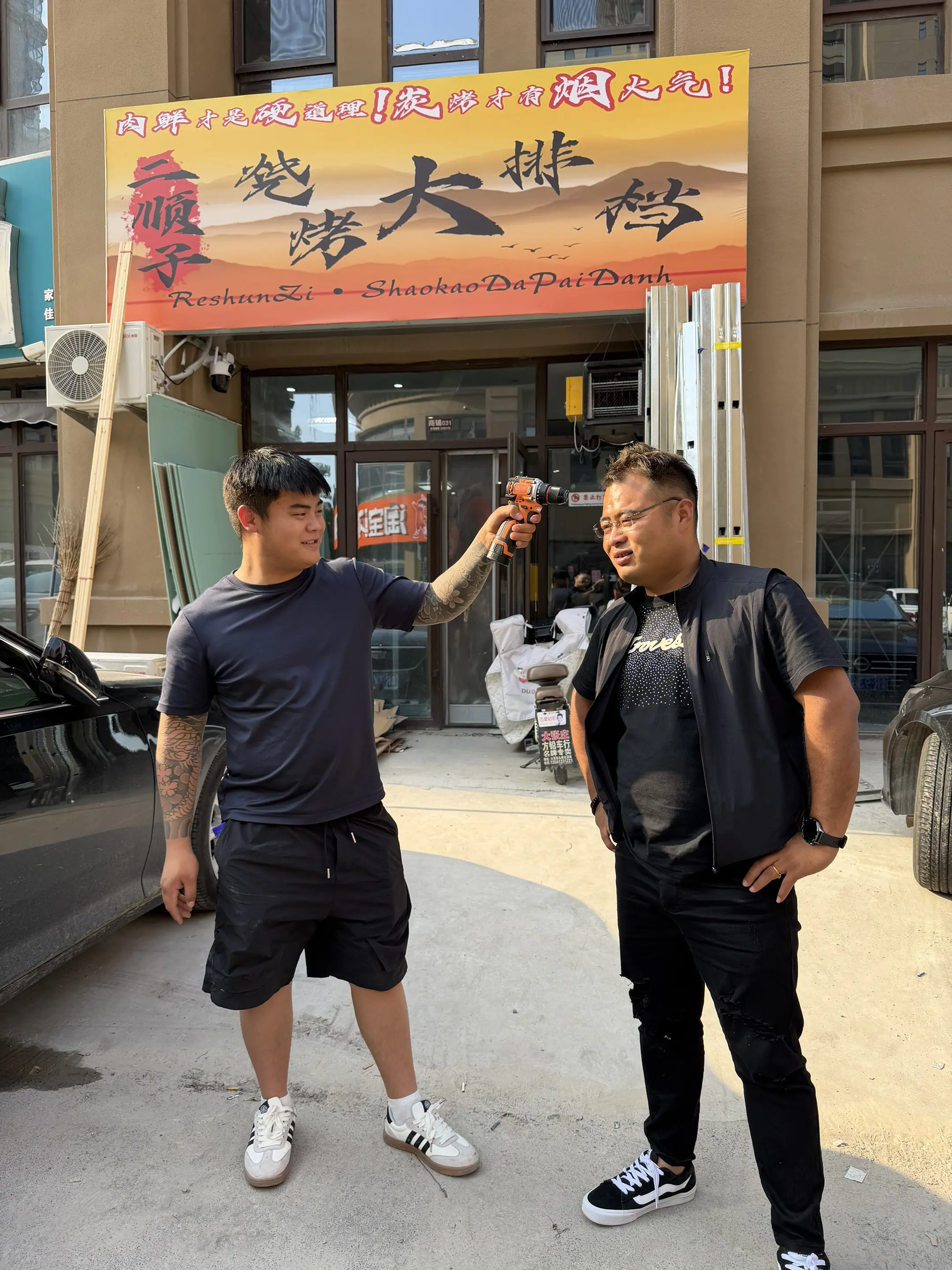 今天休息一天朋友们，二顺子让我给他干活，忙完还得卖榴莲，因为榴莲21.8一斤了