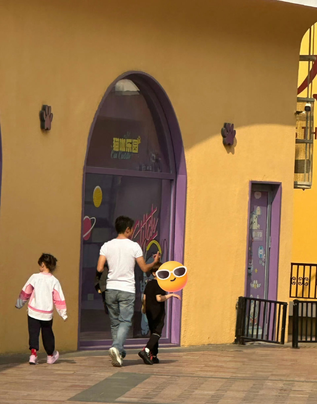 很少公开露面的撒贝宁家龙凤胎，如今个头都长高不少，父子同框画面十分温馨。#撒贝宁龙凤胎长这么大了#​