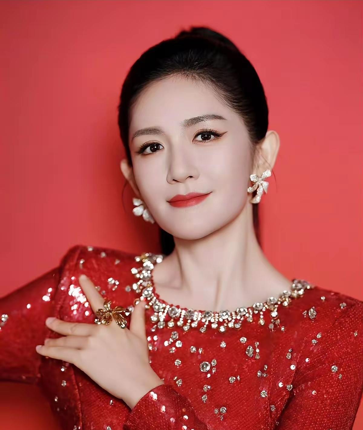 任鲁豫和谢娜对完四川中秋晚会的主持稿，谢娜突然抬头问：“不会到时候把我临时删掉吧