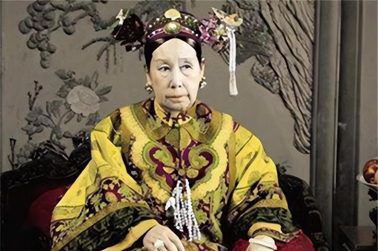 野史：1900年6月，慈禧下令让天津总兵张怀芝炮轰各国使馆。但历史档案里藏着