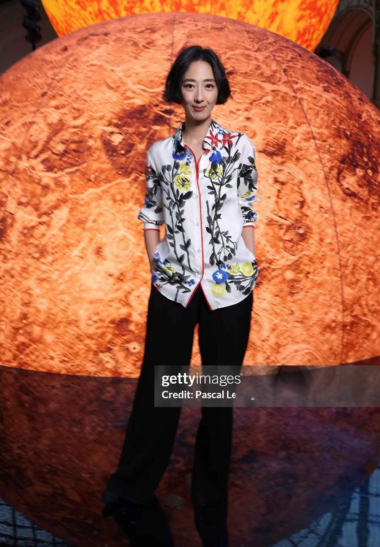 桂纶镁：村姑和她的花衣裳[汗]。如果穿越回过去，那她是妥妥的：上个世纪7-80