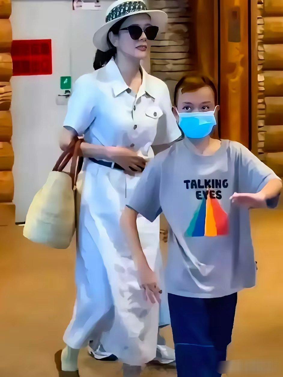 看到杨乐乐带着孩子出行的照片，心里挺不是滋味的。汪涵抱着的可爱孩子变成了这样。细