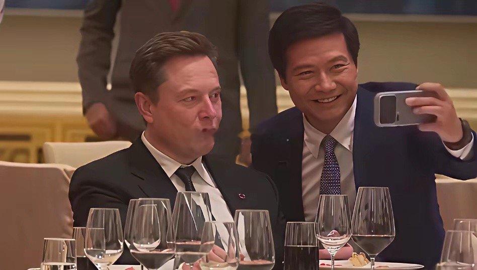 合个影，差距在哪里。特斯拉的市值约达1.67万亿美元。小米集团的市值约1000多