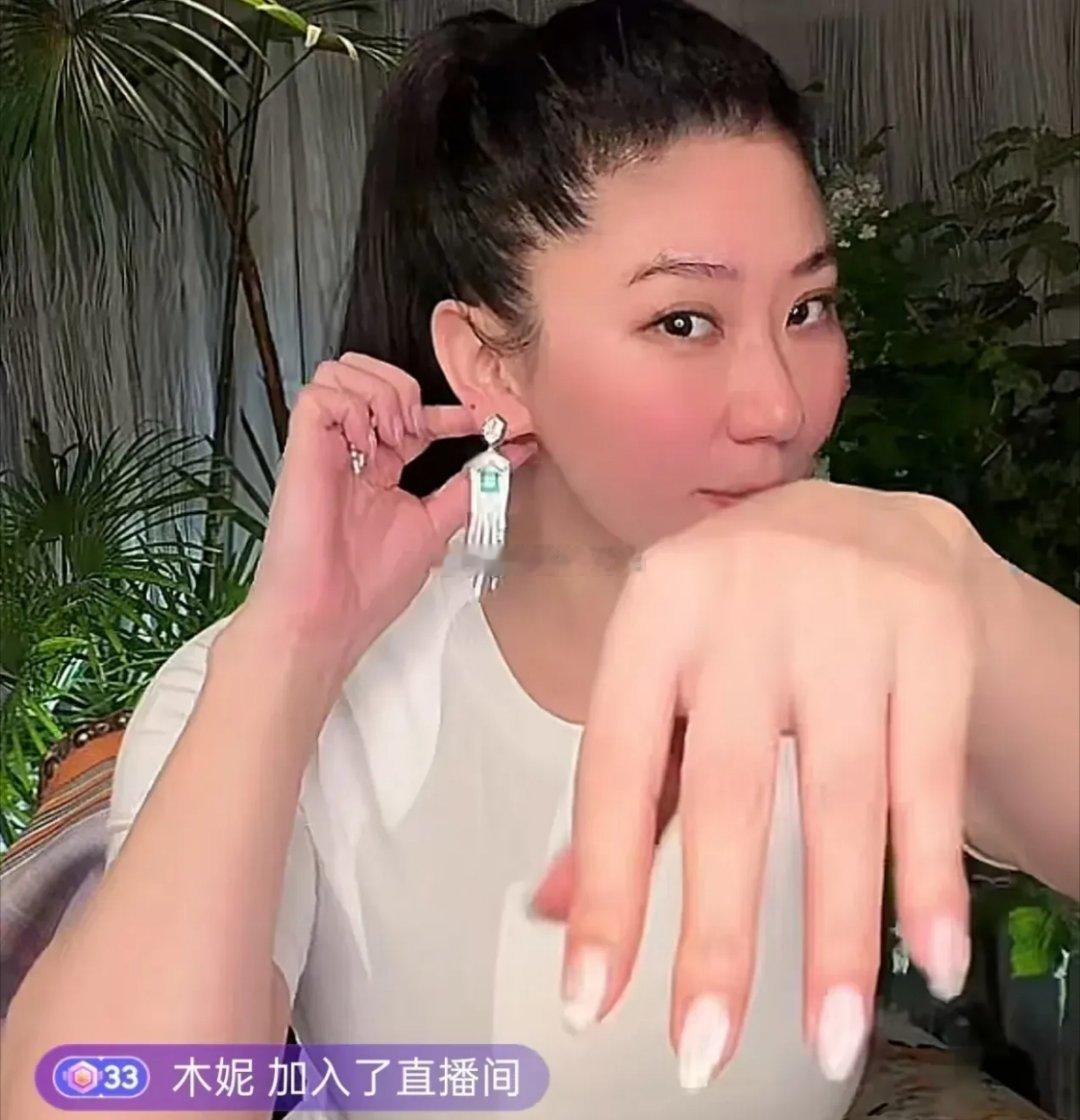Coco根本算不上真正的云淡风轻。被网友质疑离开谢贤后落魄缺钱，换做谢贤一向的处