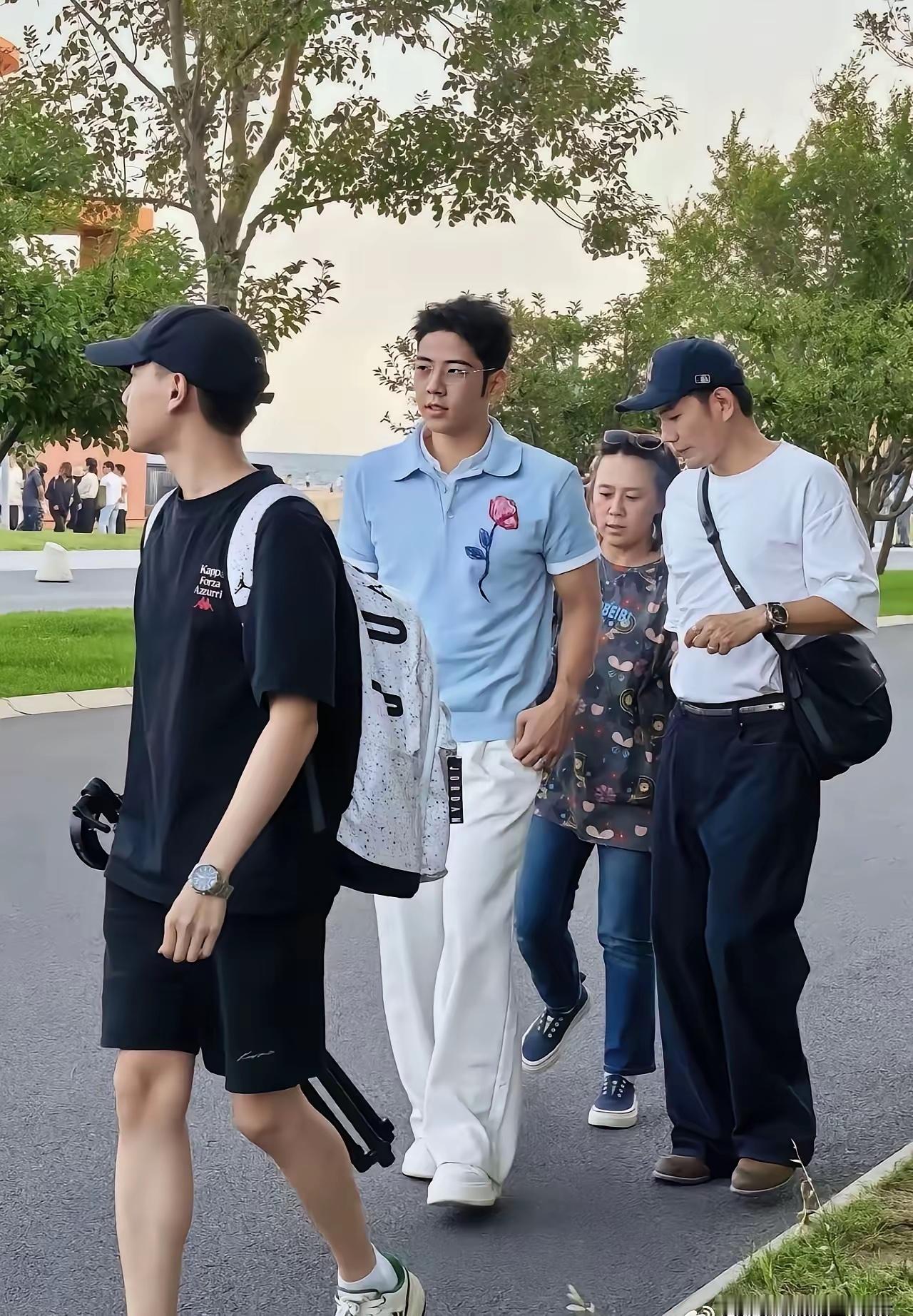 郭涛这儿子营销做了很久了还是那样，吃不了那碗饭就别吃了，没啥意思，现在娱乐圈跟本