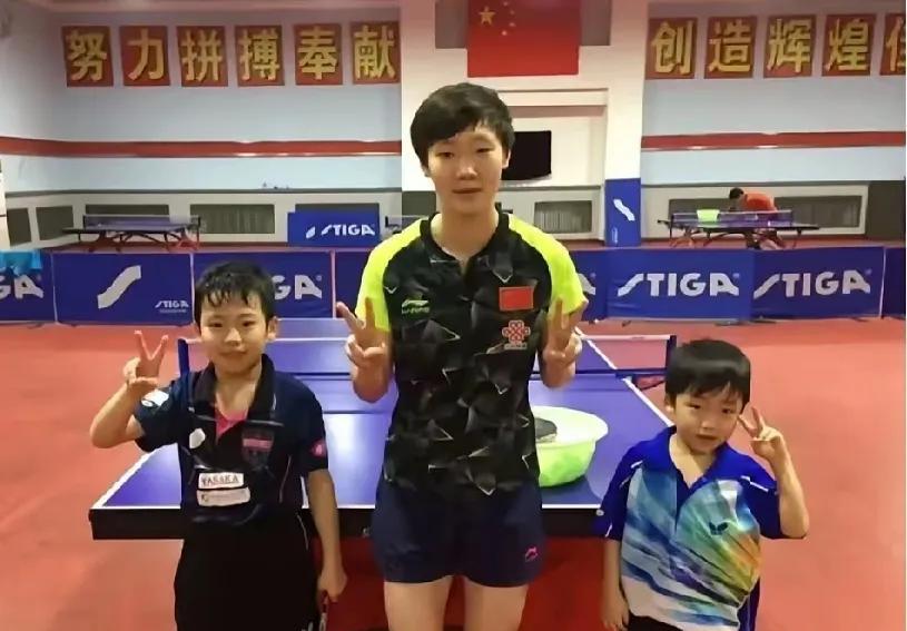 18岁的王曼昱与mini版日本少爷松岛辉空的难得同框！真没想到，18岁刚进山东