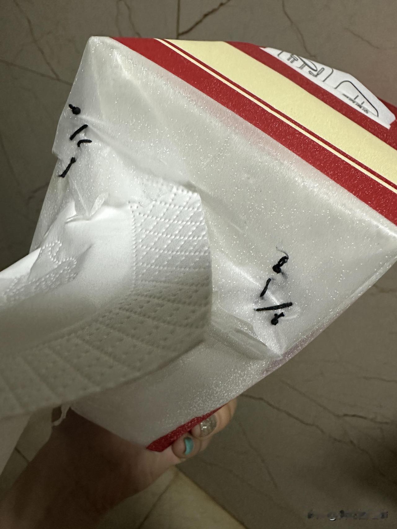 前几天在卫生间洗完手取纸的时候发现悬挂的卫生纸被撕了一个大口我知道是奶奶撕的