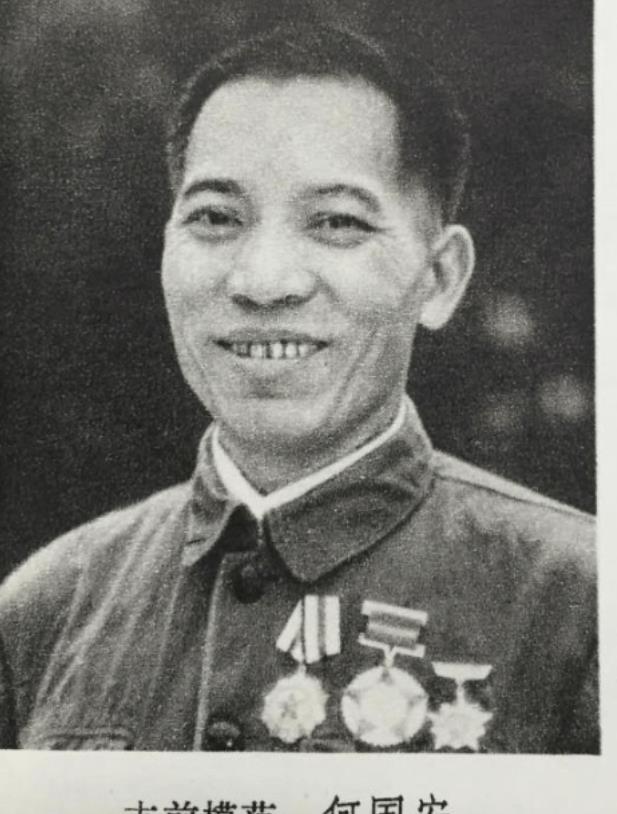 1979年，在同登战斗中，我军被一座炮台挡住了去路，损伤惨重。这时，一位工人凭借