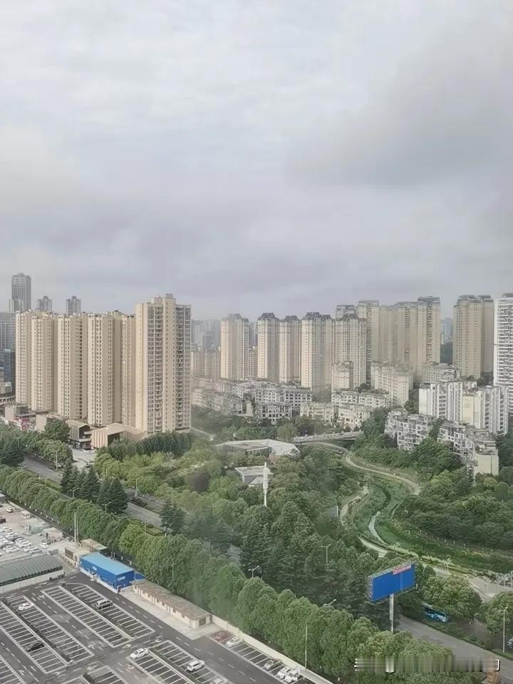 一个奇怪的现象，你们发现没有，现在这社会，把“结婚”从人生必选项里划掉的人，这样