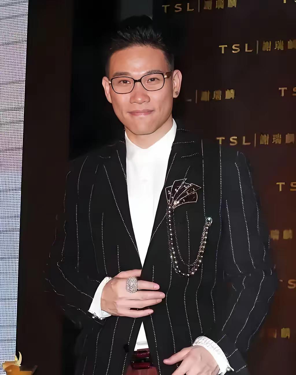 奉劝所有的艺人都不要学苏永康。​官方通知已经把苏永康的演唱会取消了。为什么大家
