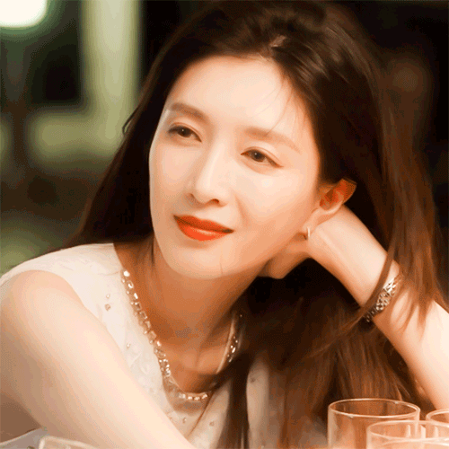 江疏影和万茜都属于气质型美女，她们的美各有千秋。没有绝对谁更美，她们是两种不