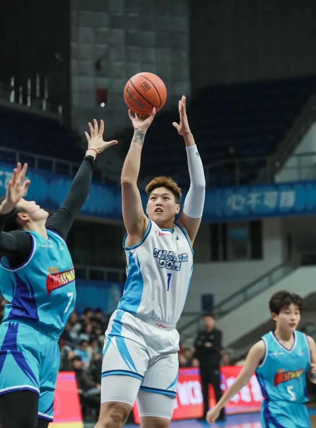 我觉得山东女篮的常规赛比较可惜从开赛之初到常规赛中段最后到结束时，我想在关注