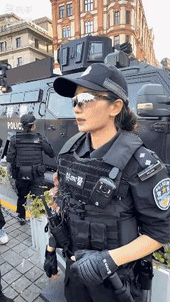 把特警小姐姐都瞅害羞了！☺️