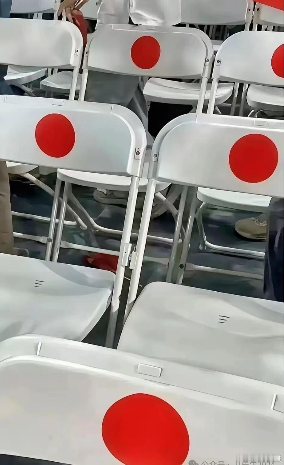 乍一看真像得很，风口浪尖的武大可长点心吧[捂脸哭]武汉大学致歉武汉大学回应椅子标签